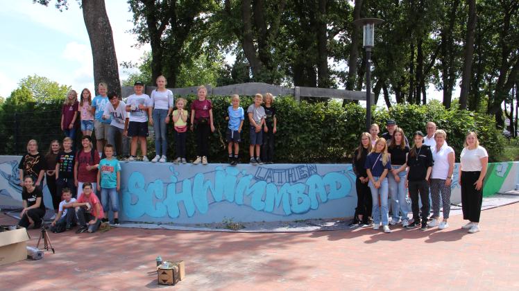 Rund 25 Kinder und Jugendliche aus Lathen nahmen am ersten Projekttag dem Graffiti-Workshop vor dem Freibad teil.