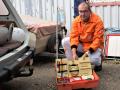 Andreas Skuthan mit dem großen Arztkoffer und Infusionsvorrichtung.