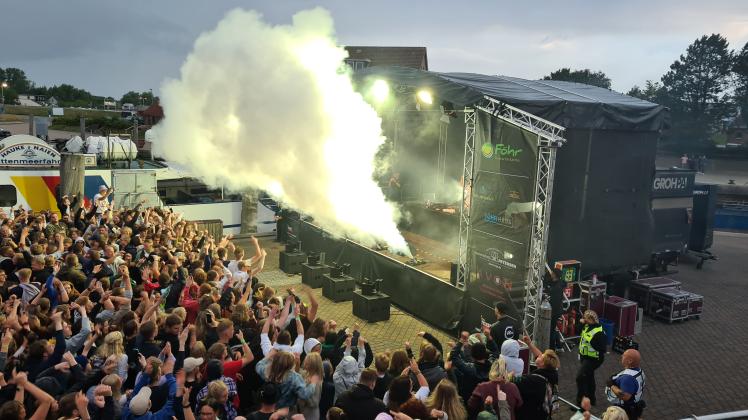 Rauchwerfer im Einsatz beim Konzert von HBz im Föhrer Hafen.