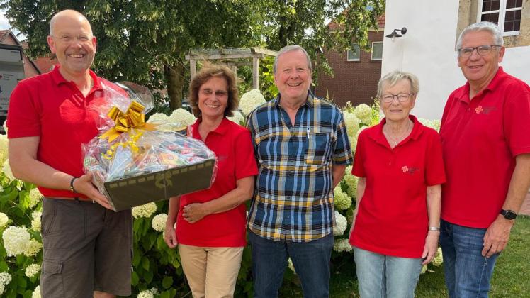 Klaus Podewski (Mitte) aus Vörden erhielt zum Dank für 150 Blutspenden eine Präsentschale vom Ortsverband des Deutschen Roten Kreuz.