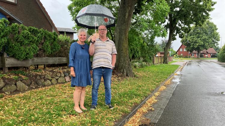 Zu viel Grün-Abfall: Ines Möller und Harald Neumann haben von den Lindenblüten in Lüssow die Nase voll.