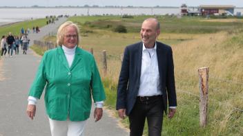 Man könnte meinen, Telse Jacobsen (Mildstedt) und Uwe Schmitz (Husum) machen sich am Dockkoog in Husum einen faulen Lenz. Doch das ist ein offizieller Fototermin mit beiden. Sie waren im Vorstand des Vereins Husumer Bucht vereint, da lief alles prächtig, sagen sie im Rückblick.