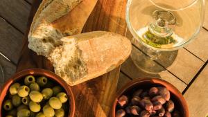 Oliven, Baguette und Wein