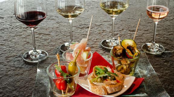 Verschiedene Weine neben Antipasti Verschiedene Weine neben Antipasti