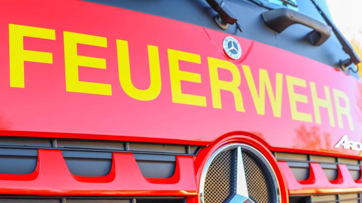 Feuerwehr im Einsatz mit Blaulicht Feuerwehr im Einsatz mit Blaulicht - Symbofoto 112 Karlsruhe Karlsruhe Baden-Württemb