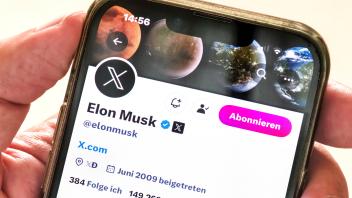 Elon Musk ändert Twitter in X.com, neues Logo X, Account von Musk auf Smartphone-Bildschirm, Juli 2023 Deutschland, Juli