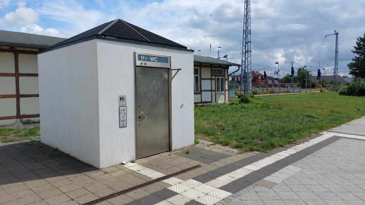 Laut der Beschwerde sei die Toilette am Bahnhof in Güstrow stark beschmutzt gewesen.