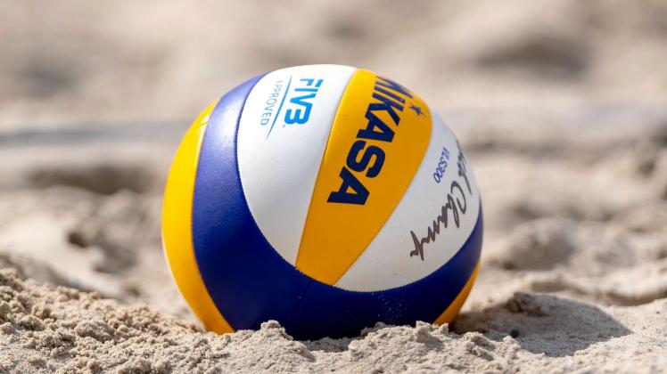 Ein Beachvolleyball der Marke Mikasa liegt im Sand. Beachvolleyball, Deutsche Meisterschaft, Themenbild, Symbolbild, 06.