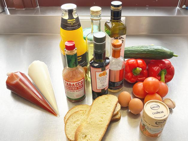 Zutaten für eine klassische Gazpacho, wir haben uns für zusätzlich O-Saft entschieden. Zutaten für eine klassische Gazpacho, wir haben uns für zusätzlich O-Saft entschieden.