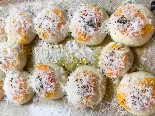Teiglinge für die Foccachia, bereits mit den Toppings drauf. Teiglinge für die Foccachia, bereits mit den Toppings drauf.