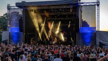 Hi! Spencer aus Hagen. Die Band mit den meisten Auftritten bei Hütte Rockt sorgt auch dieses mal wieder für viel Stimmung unter den Besuchern