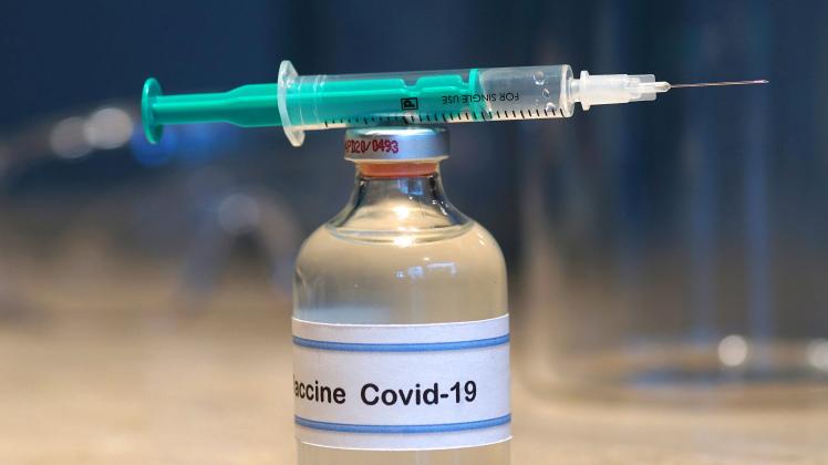 Spritze und Corona-Impfstoff syringe and Corona vaccine, Bundesrepublik Deutschland BLWS685647 *** Syringe and Corona Va