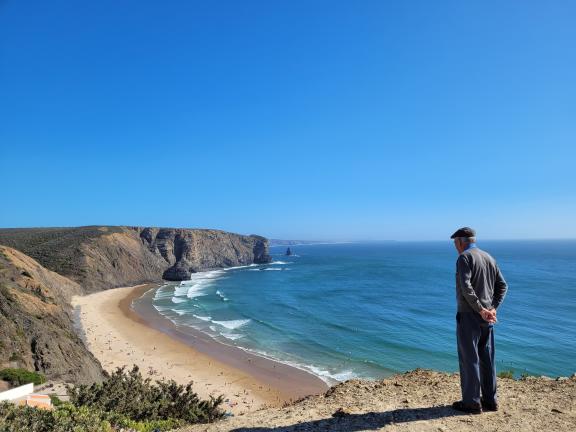 Stille Beobachtung vom Felsen auf den Strand von Arrifana, Portugal. Fotografie von Carsten Rieger. Carsten Rieger