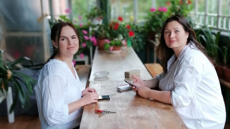 Ukrainierinnen zu Gast im Künstlerhaus Schloss Plüschow: Iryna Pochapska (l.) und Daria Gabruk