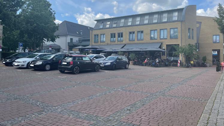 Die Einbahnstraße kommt und die Parkplätze am Rathaus fallen weg: Das sagen die Kaufleute und Gastronomen am Marktplatz zu den Plänen. 