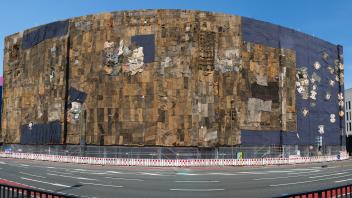 Osnabrück: verhuelltes ehemaliges Kaufhausgebaeude Galeria Kaufhof durch Ibrahim Mahama