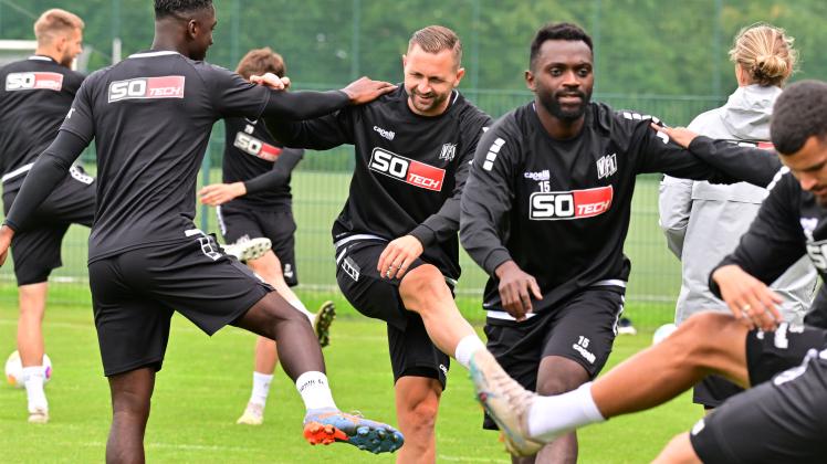 Stürmer John Verhoek steigt beim VfL Osnabrück ins Training ein NOZ