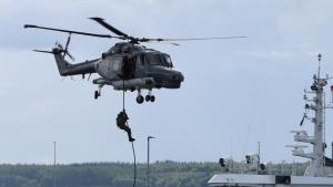 Die Soldaten aus Eckernförde zeigten ihr Können im Fast-Roping, dem Abseilen aus einem Hubschrauber. 