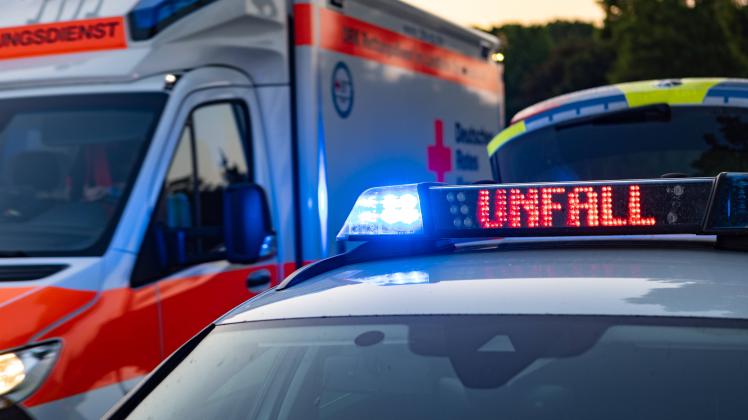 Melle, Deutschland 09. Juni 2023: Ein Einsatzfahrzeug, Streifenwagen, der Polizei steht mit Blaulicht und dem Schriftzug