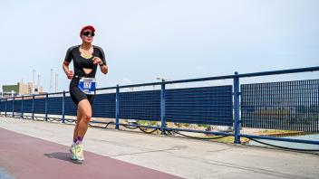 Triathletin Jasmin Wermeling beim Laufen.