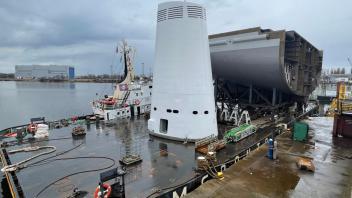 Bauteile, wie der LNG-Mast für die „Carnival Jubilee“ (im Vordergrund), stammen von der Wulkan Werft im polnischen Stettin.