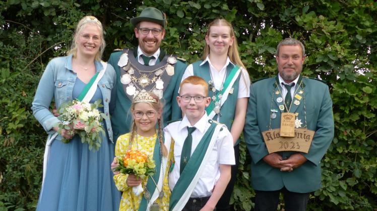 Voltlage, Schützenfest 2023 des Schützenvereins Höckel; Auf dem Bild zu sehen von links nach rechts: Heike Gohmann, Benedikt Steinke, Sophie Ameling, Udo Beining; Vordere Reihe Maylin Ostermann Ben Varnhorn; Foto: Schützenverein Höckel