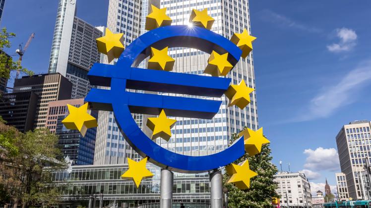 Euro-Skulptur, Kunstwerk von Ottmar Hörl, Eurotower, Stadtansicht. // 14.05.2023: Frankfurt am Main, Hessen, Deutschland