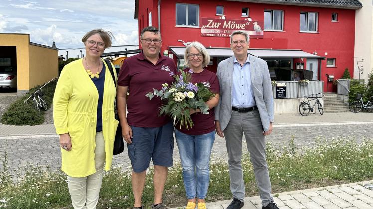 Frauke Spiller-Witt (links) und Oliver Hermann (rechts) gratulierten Randolf und Grit Leuschke zum zehnjährigen Jubiläum ihrer Pension „Zur Möwe“.