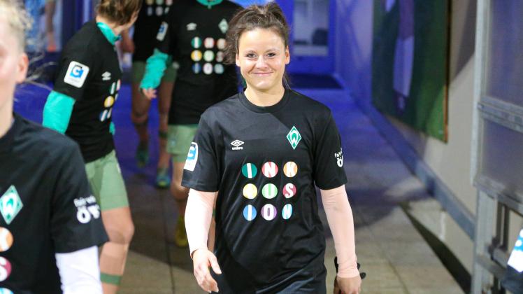 v.li.: Jasmin Sehan (SV Werder Bremen, 15) geht in einem T-Shirt mit einem Inklusionsmotiv zum Aufwärmen, Inklusion, Zei