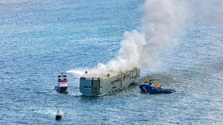 Brennender Autofrachter In Nordsee Soll Abgeschleppt Werden | NOZ