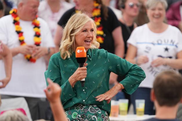 Andrea Kiewel begrüßt am Sonntag im „ZDF-Fernsehgarten“ Mallorca-Stars auf der Bühne.
