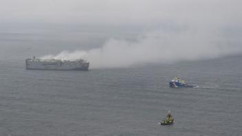 This handout photograph released on July 27, 2023 by the Dutch coastguards, shows a fire aboard the Panamanian-registered car carrier ship Fremantle Highway, off the coast of the northern Dutch island of Ameland. Dutch firefighters battled for a second day, on July 27, 2023, to douse a blaze on a cargo ship off the Netherlands coast suspected to have been started by electric cars. The Fremantle Highway, a Panamanian-flagged vessel remained tethered to a salvage ship to keep it in position some 14.5 nautical miles north of the Dutch island of Ameland, the Dutch Coast Guard said. One sailor died and several others were injured after a fire broke out on a car carrier ship off the Netherlands on July 26. (Photo by Handout / Netherlands Coastguards / AFP) / RESTRICTED TO EDITORIAL USE - MANDATORY CREDIT "AFP PHOTO /  NETHERLANDS COASTGUARDS" - NO MARKETING NO ADVERTISING CAMPAIGNS - DISTRIBUTED AS A SERVICE TO CLIENTS