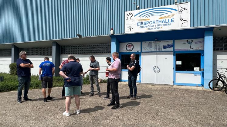 Kauf-Interessenten, Politiker und Mitglieder der BI schauten sich am 11. Juli zusammen mit Mitarbeitern des Landkreises die gesperrte Eissporthalle in Nordhorn an.  Nun ist der Streit eskaliert.