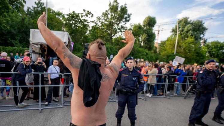 Nach einem Rammstein-Konzert in Wien griffen wütende Fans einen Reporter und seine Kamerafrau an. Schon vor dem Auftritt ist die Stimmung aufgeheizt.