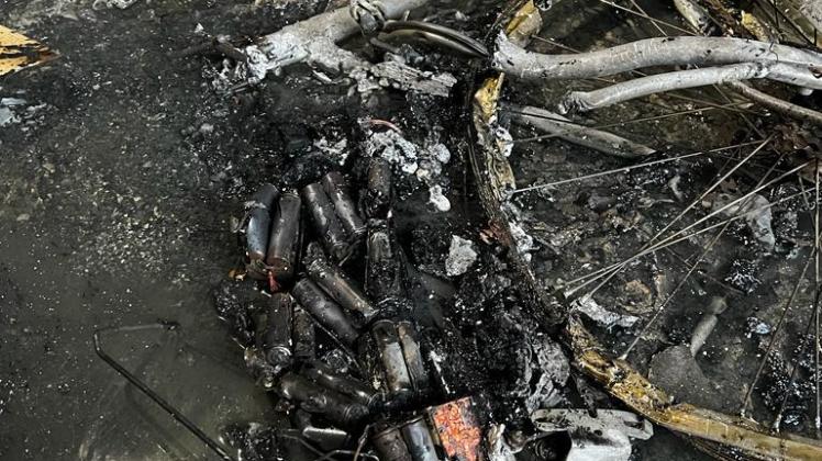 Garage ausgebrannt - Feuerwehr vermutet defekten E-Bike-Akku