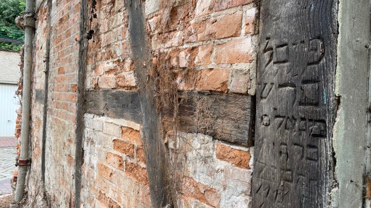 Was haben diese hebräischen Schriftzeichen zu bedeuten? Sie wurden auf einem Fachwerkbalken an der ehemaligen Synagoge in der Mantzelstraße entdeckt.