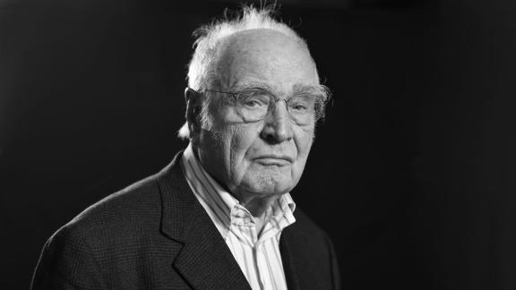 Schriftsteller Martin Walser (28. Juli): Der Schriftsteller Martin Walser ist tot. Er starb im Alter von 96 Jahren. Walser galt als einer der wichtigsten zeitgenössischen Schriftsteller in Deutschland. Zu seinen bekanntesten Werken zählt die Novelle „Ein fliehendes Pferd“ aus dem Jahr 1978, das von Kritikern gefeiert und fürs Kino verfilmt wurde. Für sein Schaffen erhielt er zahlreiche Preise, darunter den Georg-Büchner-Preis im Jahr 1981 und den Friedenspreis des deutschen Buchhandels im Jahr 1998. Martin Walser