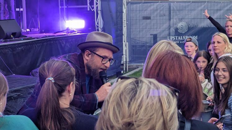 Auf Tuchfühlung: Für Selfies während des Konzerts stand Gregor Meyle ebenfalls zur Verfügung. 