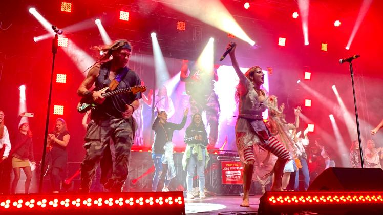 Die schwedische Band Rednex holte bei ihrem Auftritt in Rehna gleich mehrere Fans auf die Bühne.