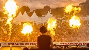 Star-DJ Felix Jaehn war der abschließende Top-Act des Elektropop-Strandgutfestivals m Sonnabend am Südstrand Eckernförde.