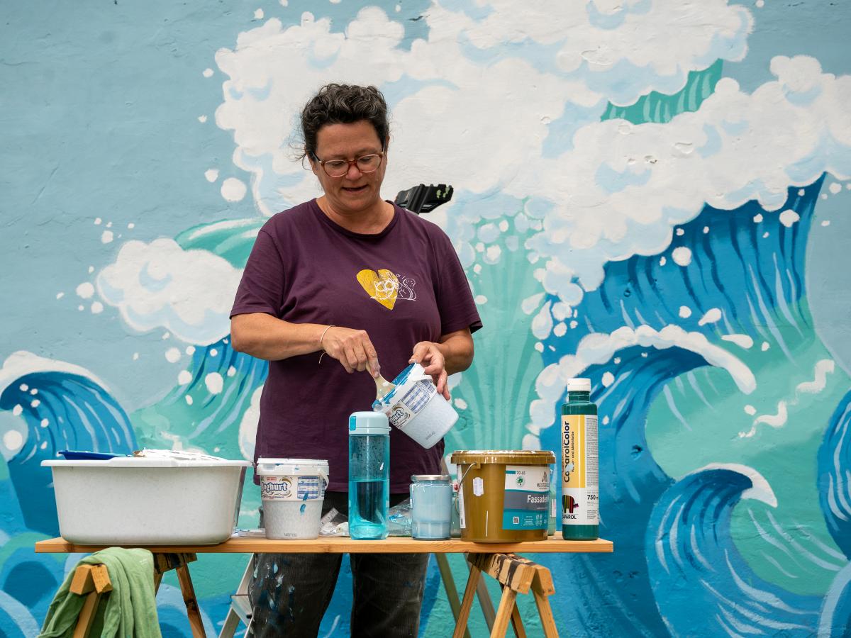 Marion von Oppeln bringt die Welle an eine Hauswand in Itzehoe | SHZ