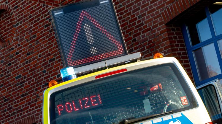 Osnabrück: #Symbolfoto_Polizei; Verbrechen; Mord; Totschlag; Autobahnpolizei; Unfall; Blaulicht; Falschfahrer. 10.11.2021