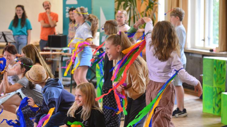 Musik und Tanz auf dem Schlossberg: Zum Abschluss eines Camps präsentierten Kinder eine abwechslungsreiche Darbietung.