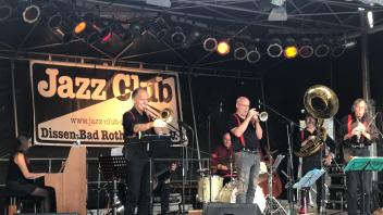 Die Red Onion Jazzband eröffnete am Freitag das Sparkassen-Jazz-Festival in Dissen.