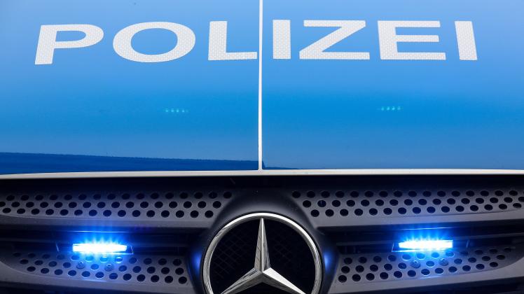 Symbolbild Thema Polizei, Einsatzfahrzeug mit Blaulicht, Schriftzug Polizei Symbolbild zum Thema Polizei am 22.01.2020 i