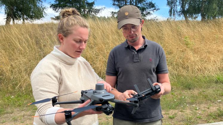 Jutta Ohrem und Johannes Erke vom Landschaftspflegeverband Sternberger Endmoränengebiet e.V. mit der Drohne zur Flächenkatalogisierung für das „Natura 2000“-Projekt.