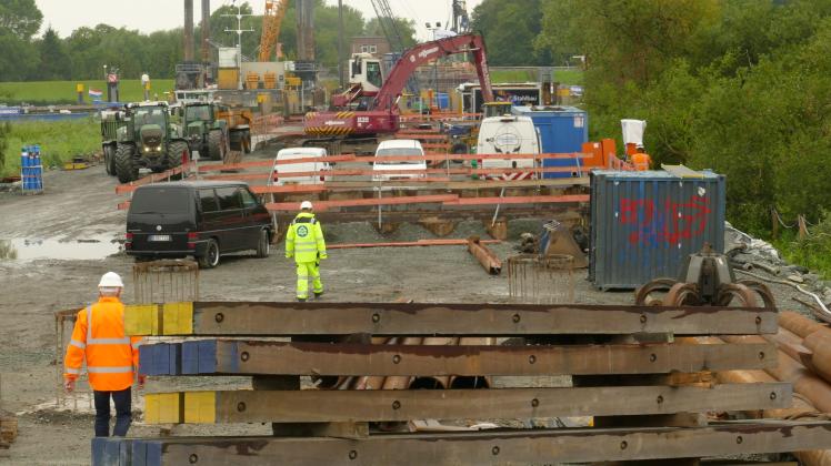 Blick von Hilkenborg in Westoverledingen auf die Baustelle der neuen Friesenbrücke, die über die Ems nach Weener führt. Die Eisenbahnbrücke gehört künftig zur grenzüberschreitenden „Wunderline“ Bremen – Groningen.