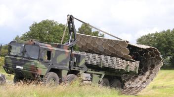 Pioniere der Bundeswehr verlegen nahe dem Festivalgelände in Wacken eine Faltstraße.