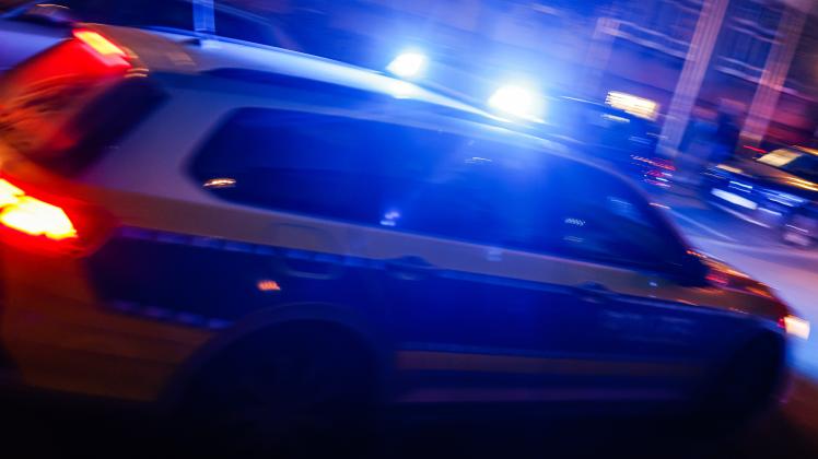 Polizeifahrzeug am Rande einer Veranstaltung am 9.11.2022 in Osnabrück. /Blaulicht; Polizei; Symbolbild; Unfall; Verkehrsunfall; Sicherheit; Notruf; 110; Meldung/ Foto: Michael Gründel
