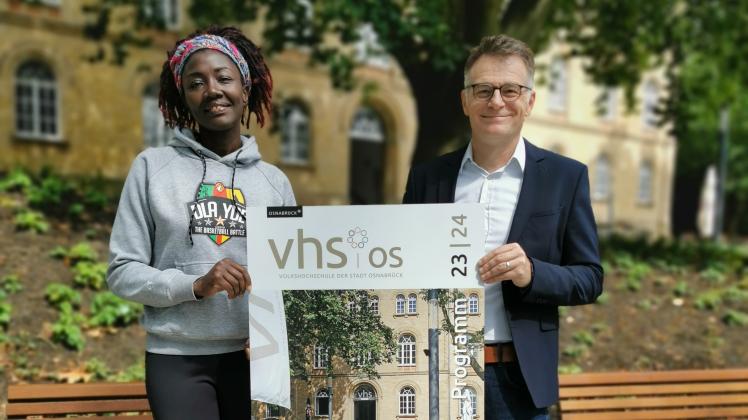 Programmbereichsleiterin Joyce Noufélé und Geschäftsführer Tobias Pischel de Ascensao präsentieren das neue Programm der Volkshochschule der Stadt Osnabrück.